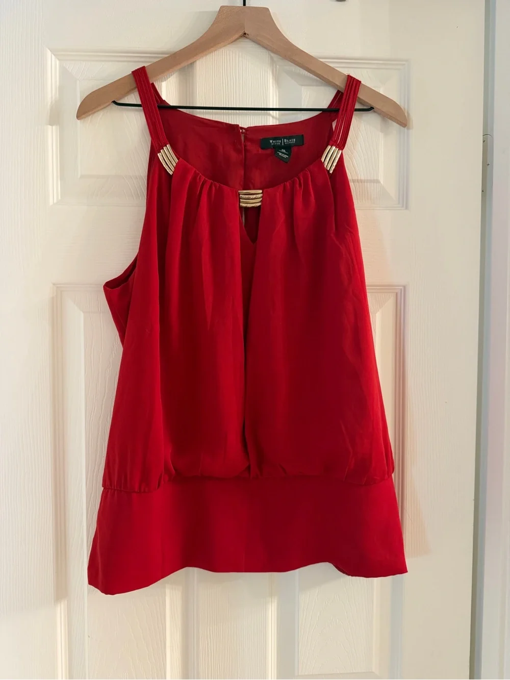 White House Black Market Red Sleeveless Blouse XL Gold Hardware Keyhole Top - Picture 2 of 6